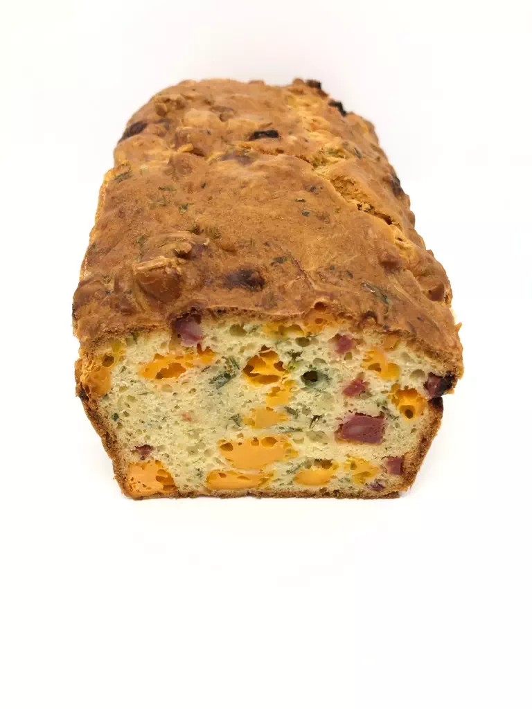 Cake salé indiviudel aux 2 fromages, herbes de Provence et chorizo.