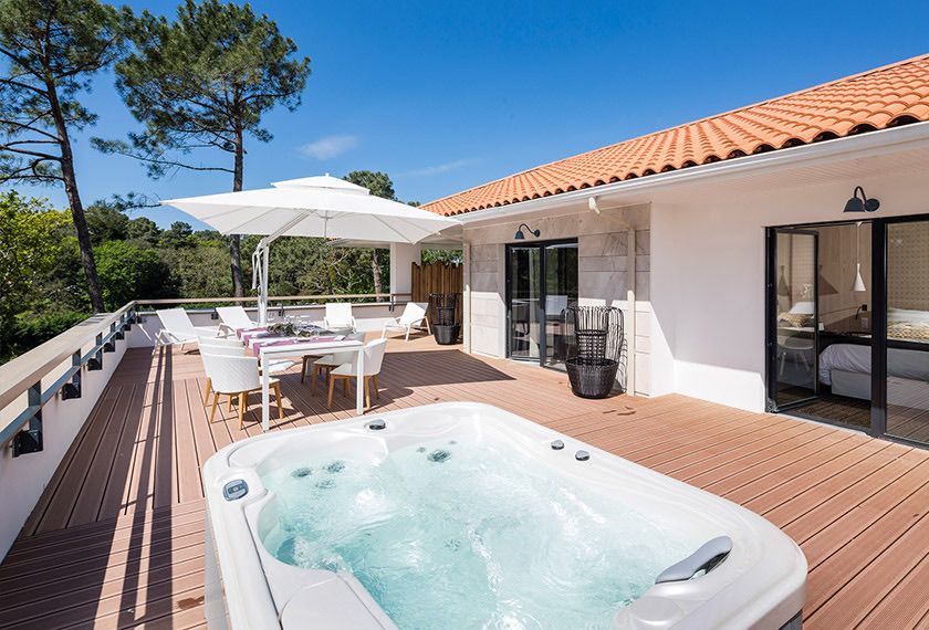 Terrasse avec jacuzzi 