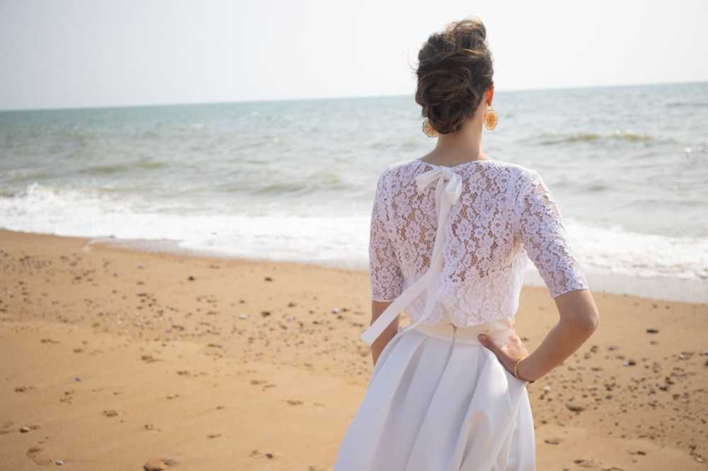 Gilet dentelle avec noeud et jupe à plis