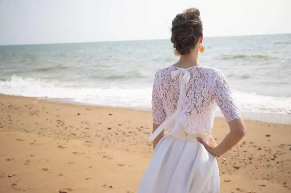 Gilet dentelle avec noeud et jupe à plis