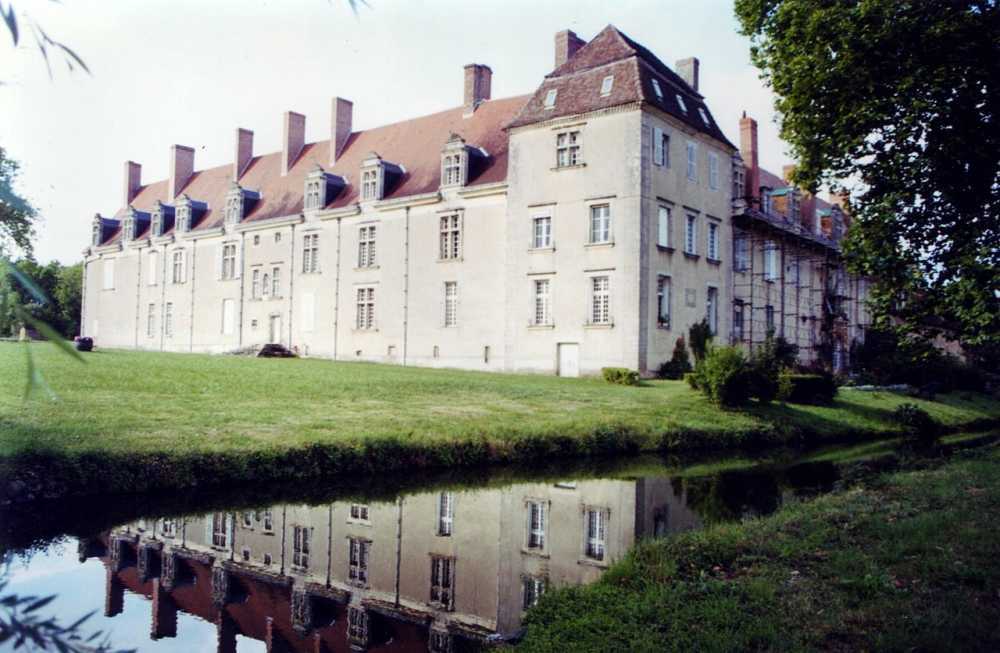 chateau au bord de l'eau