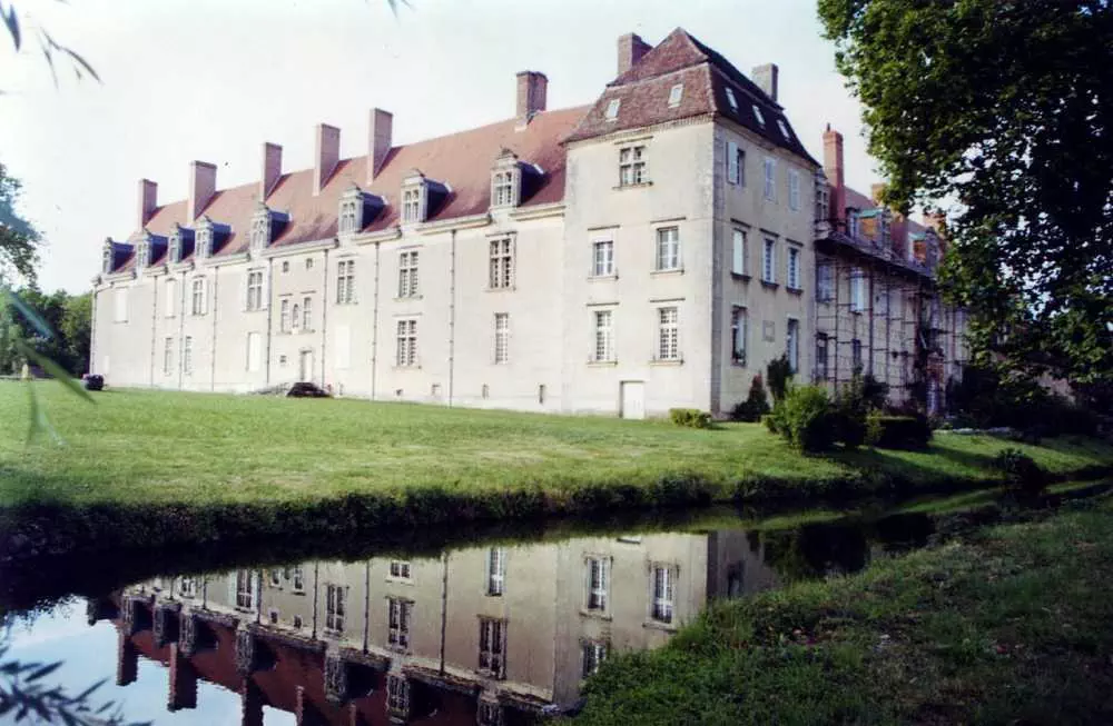 chateau au bord de l'eau