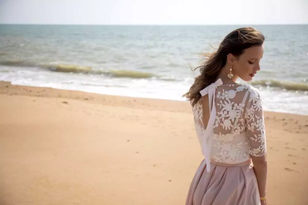 Tenue mariée civile, robe fiancailles jupe à plis rose poudré - caraco - gilet dentelle