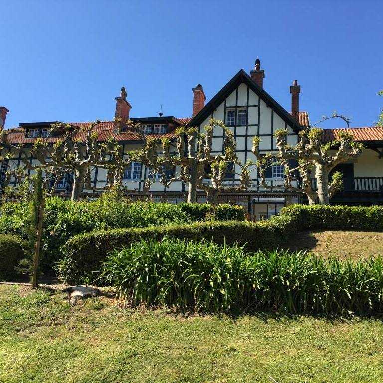 Domaine basque avec de nombreux hébergements