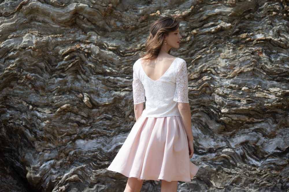 Tenue fiancailles  jupe à plis rose poudré - top en dentelle Chablis decolleté en V
