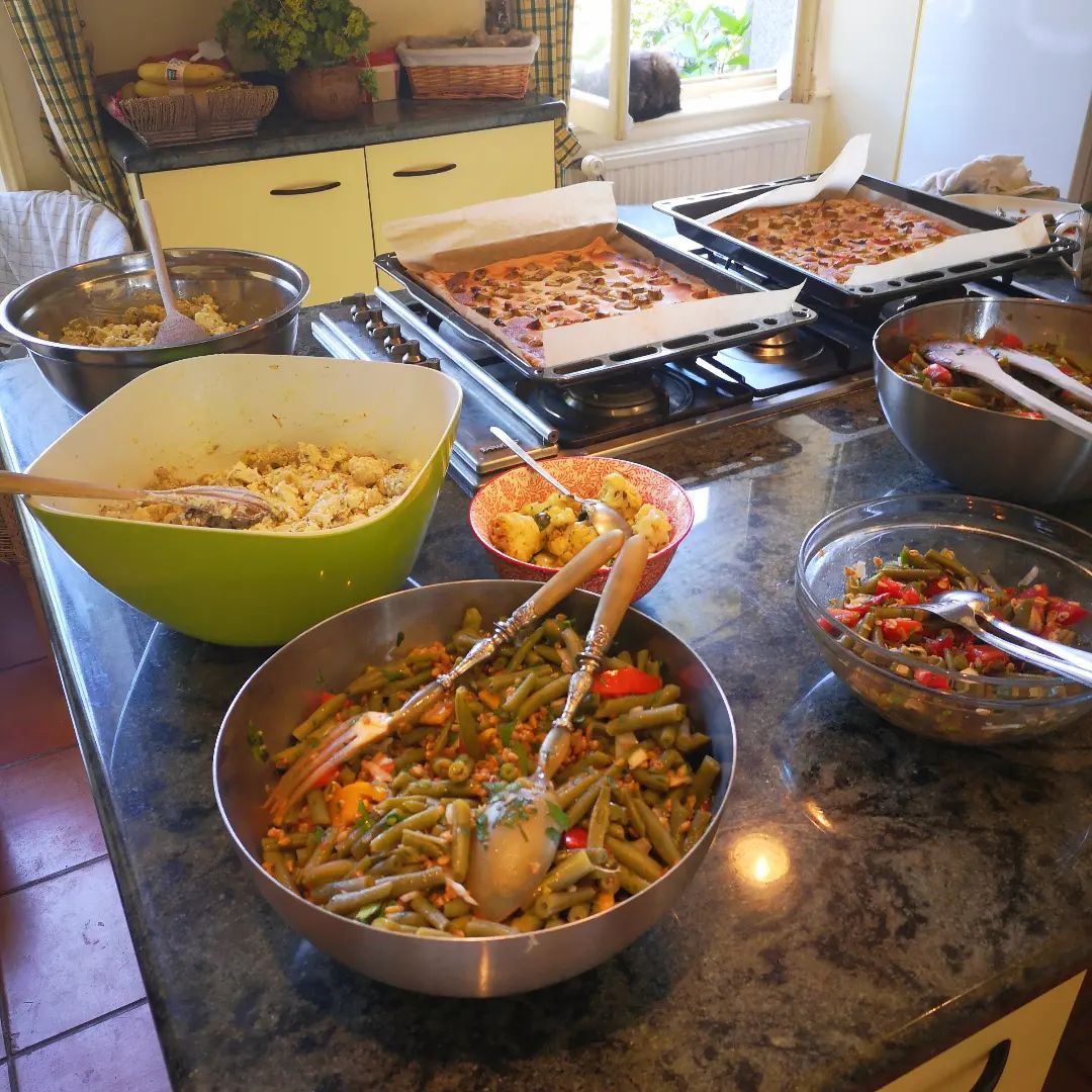 Tablée de 28 convives lors d'un stage de 5 jours, en cuisine du séjour