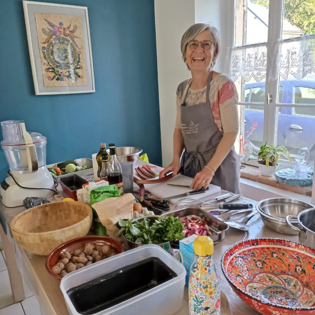 En cuisine pour un repas de 16 convives dans le Bessin