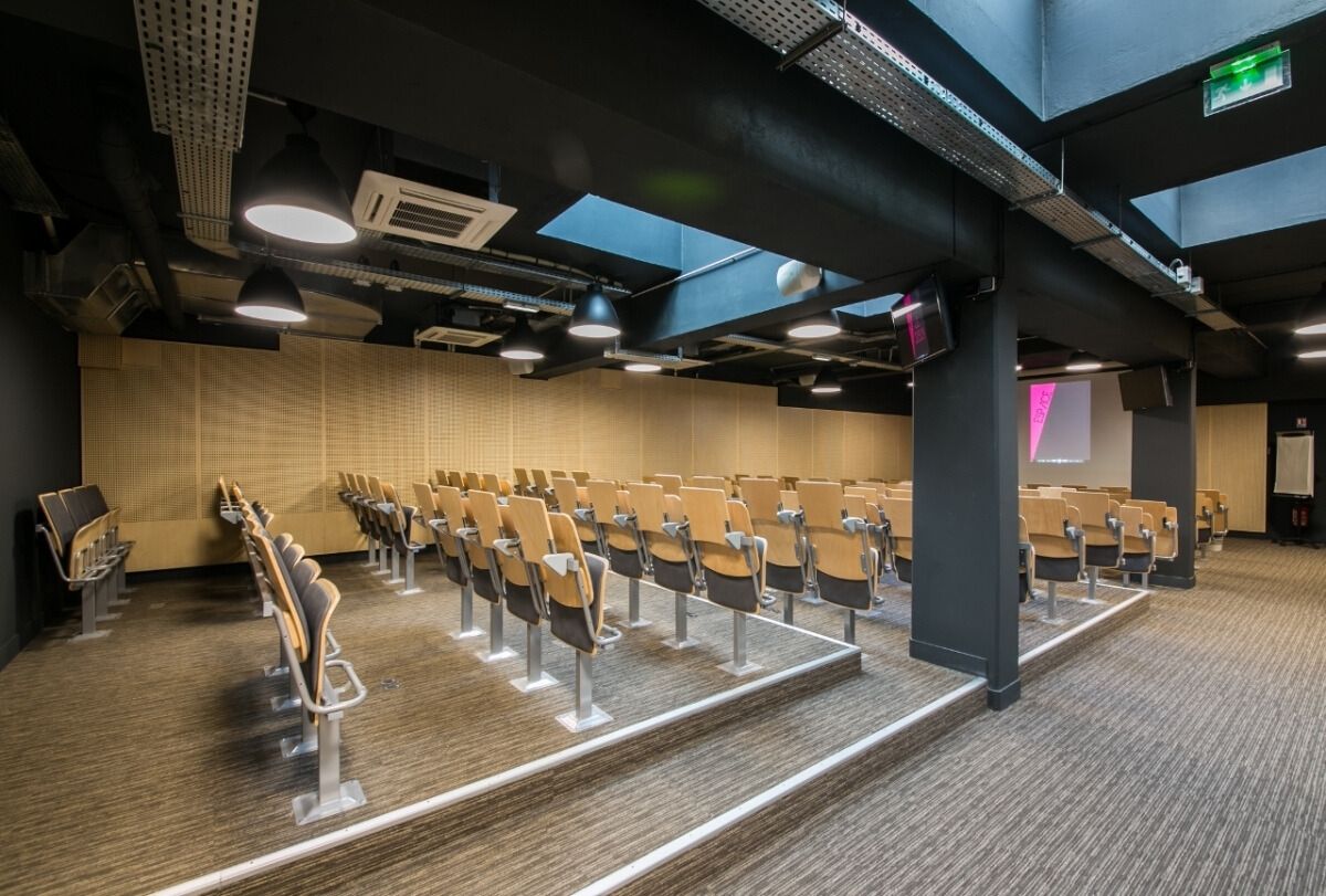 Amphithéâtre, salles de travail et terrasse à Paris