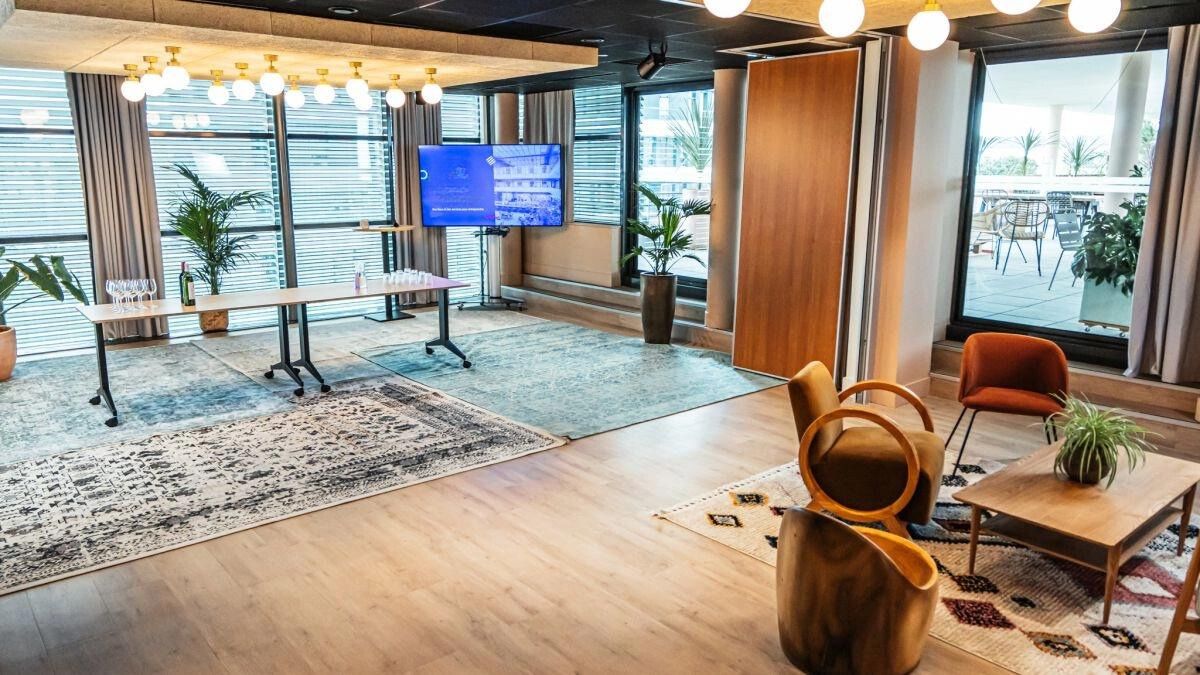 Le petit et le grand salon peuvent communiquer et accueillir un plus grand nombre d'invités