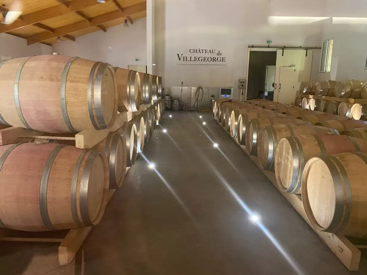 Magnifique vue sur le chai depuis la salle de réception