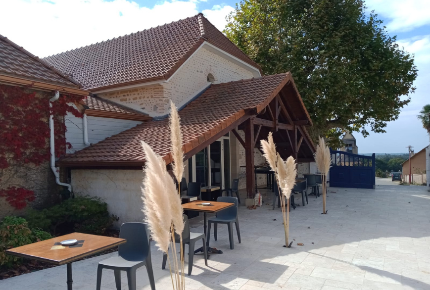Domaine engagé et sa salle de réception près de Pau