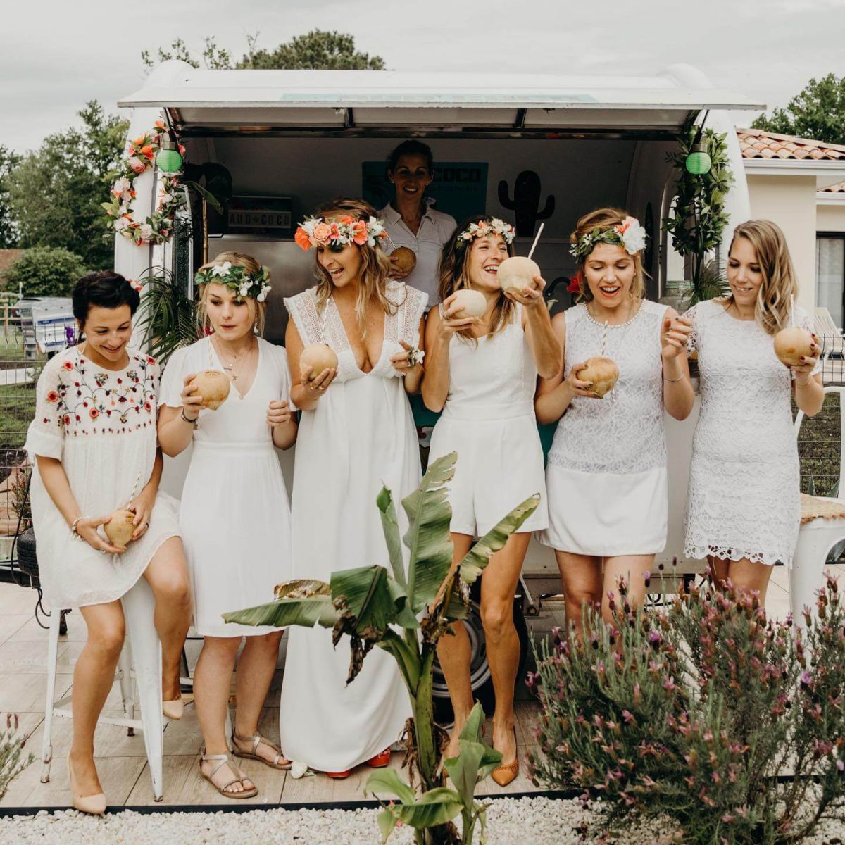 mariée et femmes devant le truck