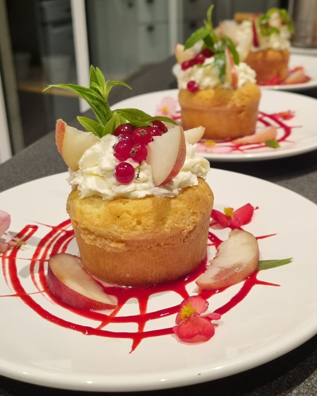 Baba à la verveine citronnelle / pêche blanche et groseille dans sa chantilly citron