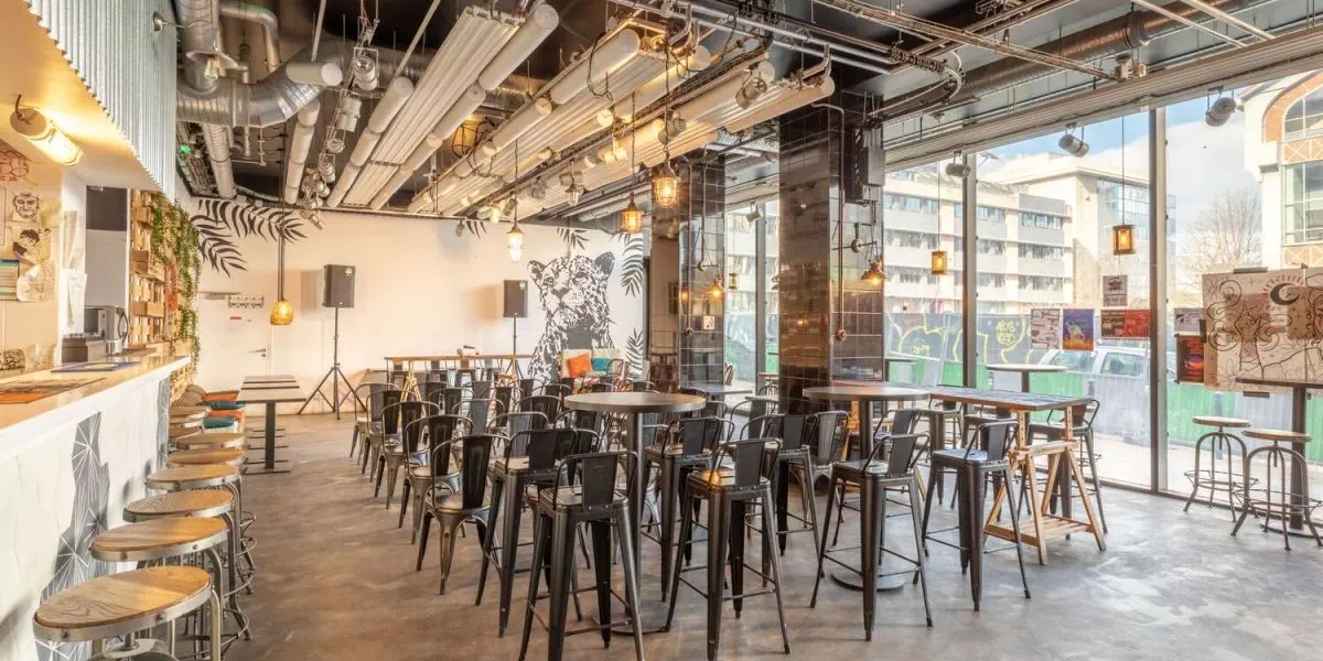 Salle bar format théâtre