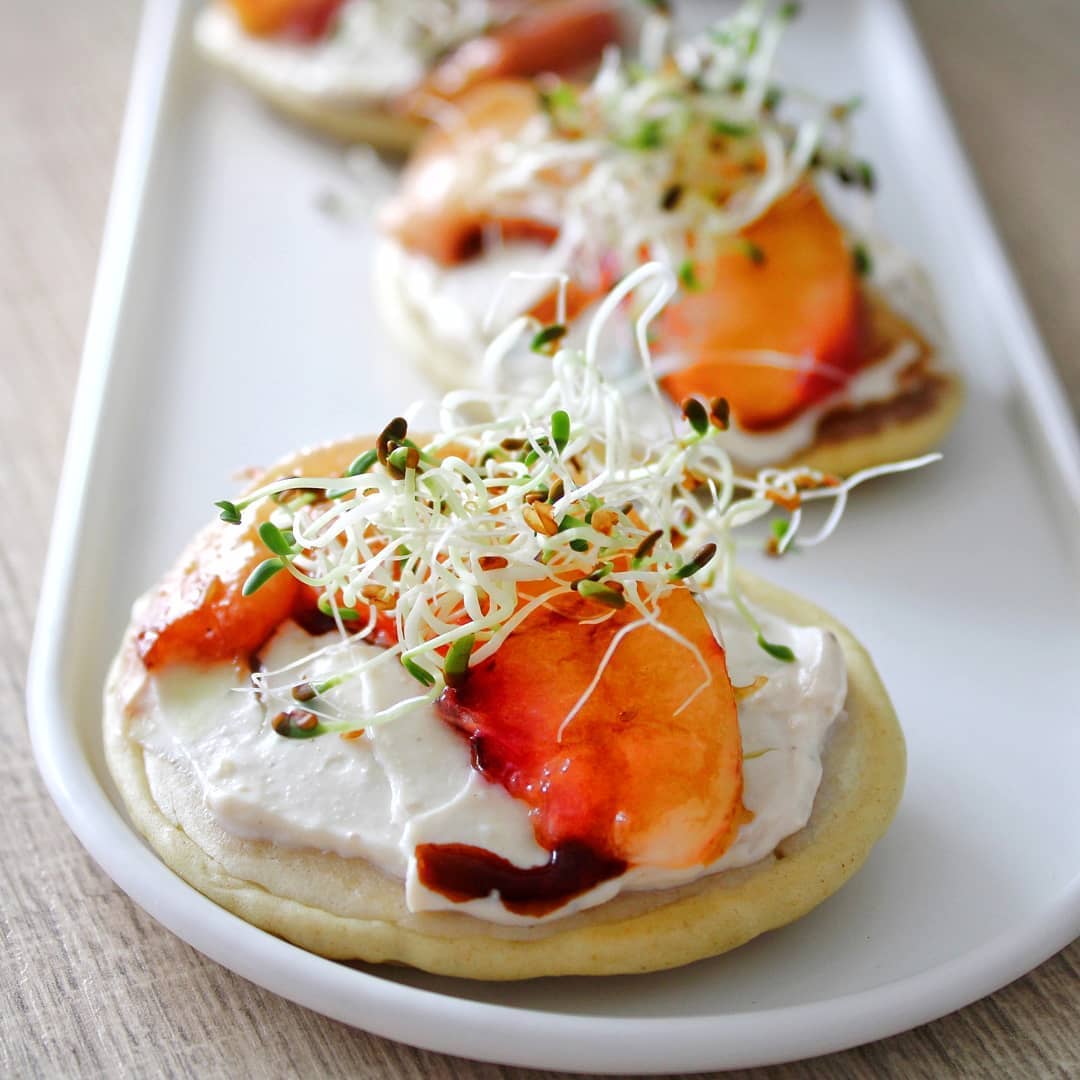 Blinis de pêche rôtie et Cream cheese