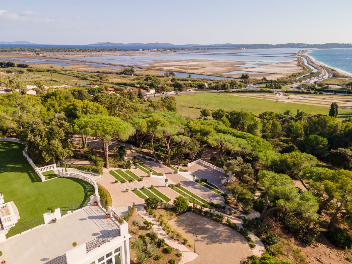 La vue du domaine et ses salins