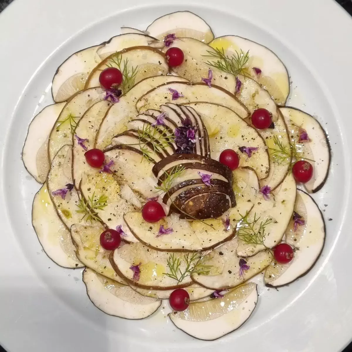 Carpaccio de cèpes aux groseilles ,huile olive ,fleur de basilic