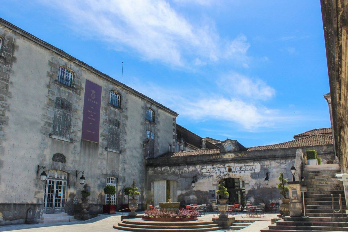 chateau-royal-de-cognac-cours-principale.jpg
