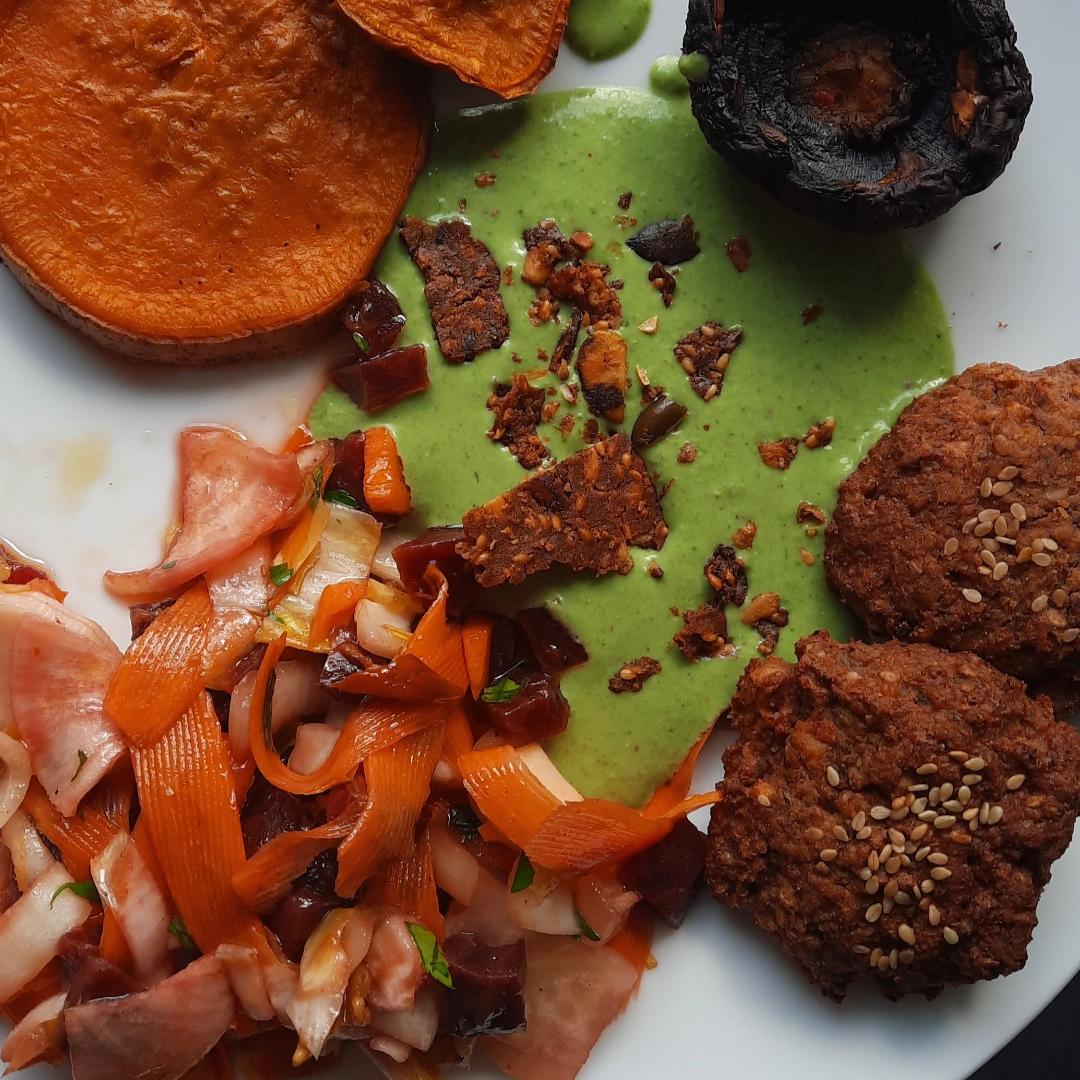 poelée de légumes, falafels épinards et crème d'avocat petits pois