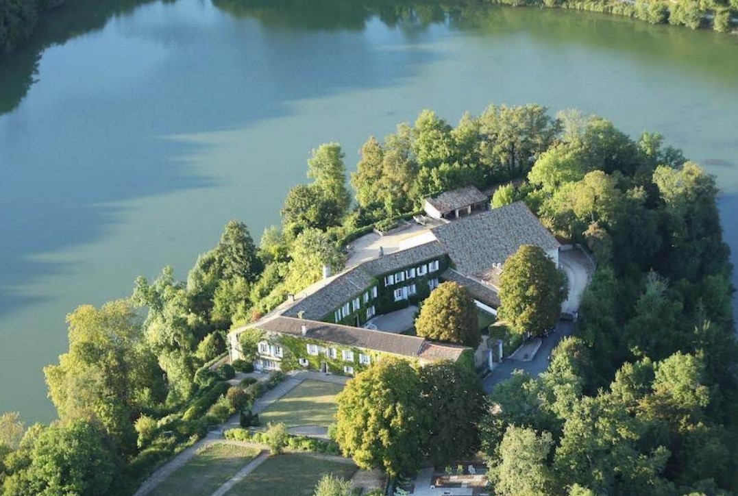 Table bio au bord d'un lac près d'Angoulême