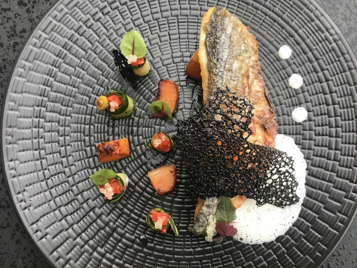 Filet de daurade royale, émulsion de champagne et ses tagliatelles de légumes au poivre du Timut