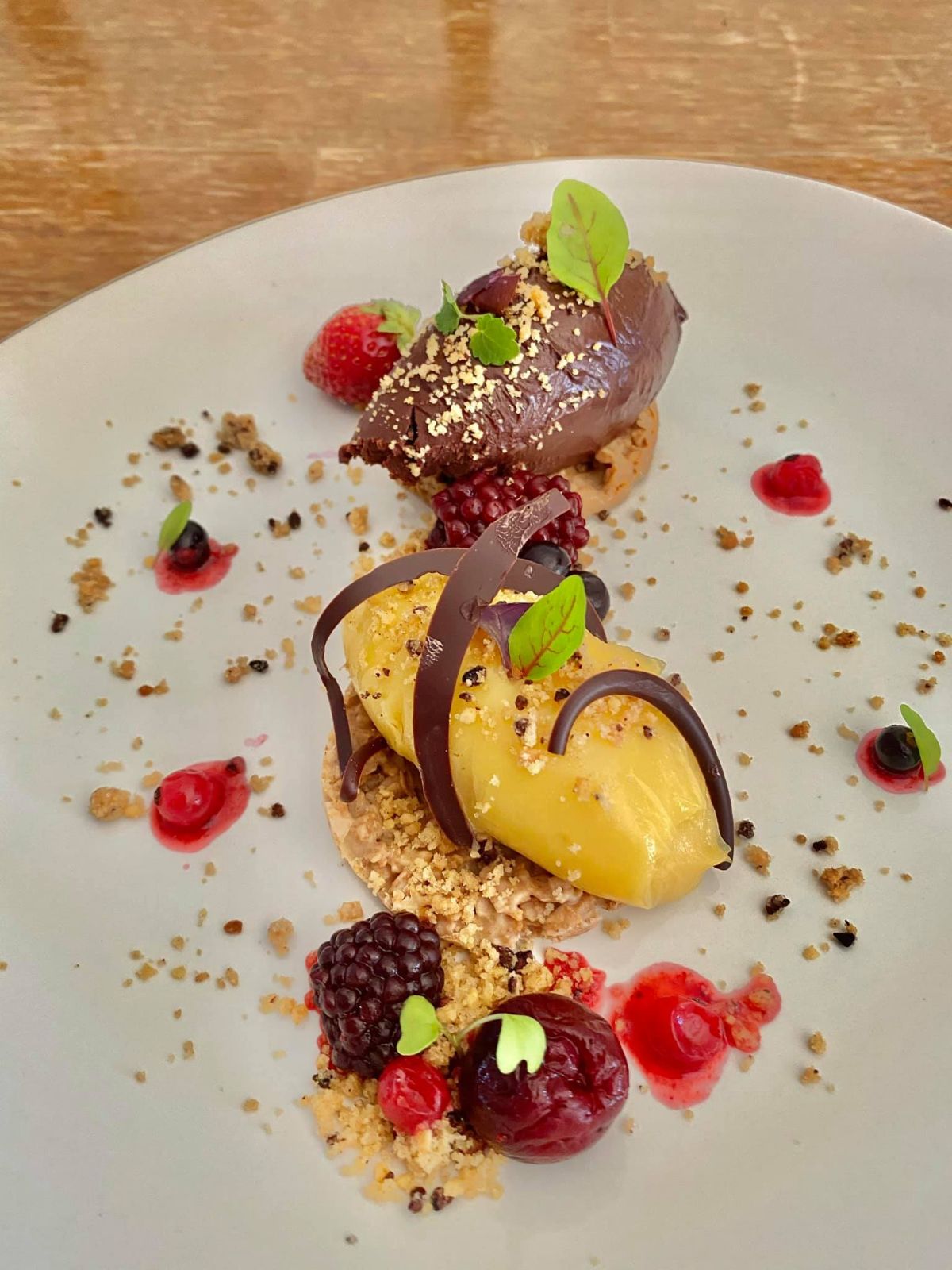 duo de quenelle Valrhona, croustillant au pralin extra et crumble à l'amande et grué de cacao