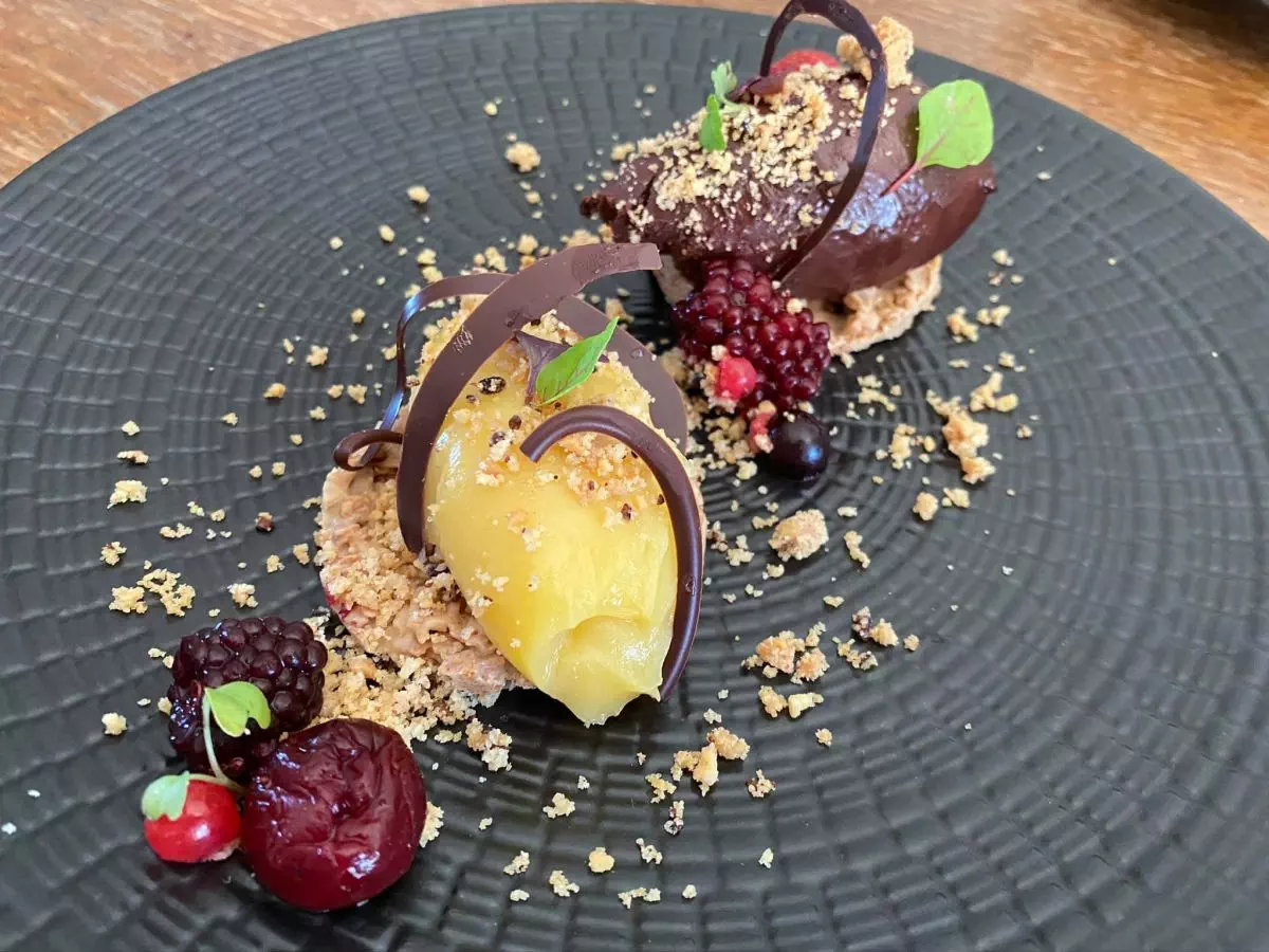 quenelle de chocolat et passion Valrhona, croustillant au pralin extra