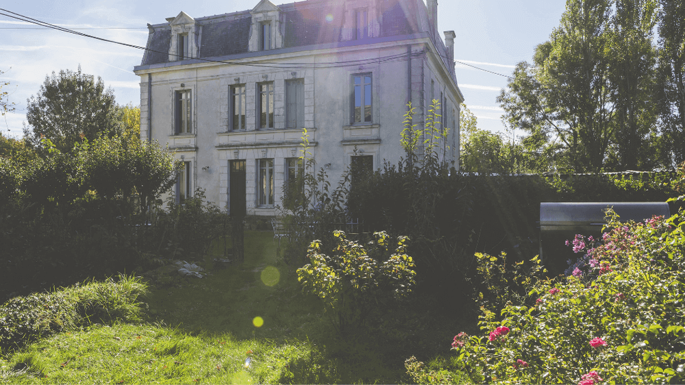 Devanture de la maison avec le jardin