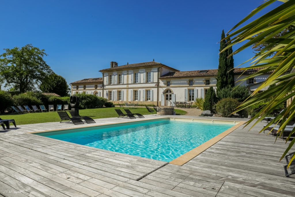 Domaine chaleureux et ses espaces verts au nord de la Gironde
