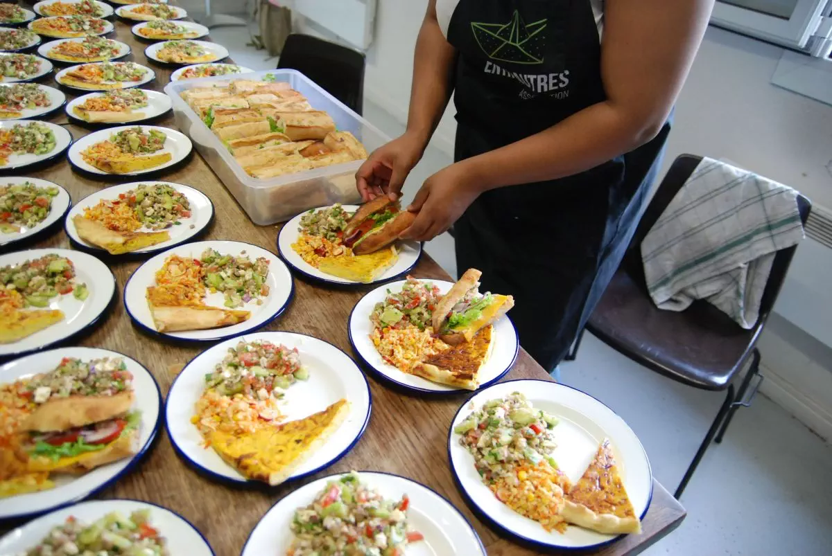 Préparation d'assiettes gourmandes