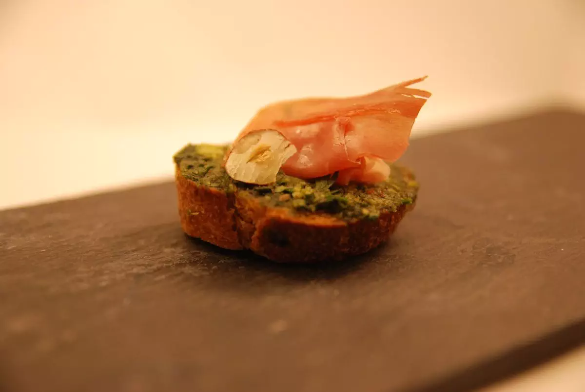 Toast au pesto de fanes de carottes