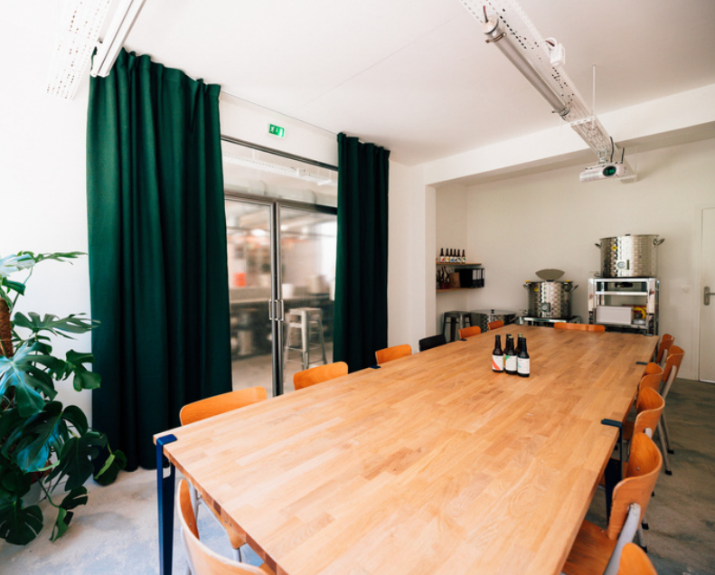 Salle de réunion parisienne dans un cadre insolite brassicole