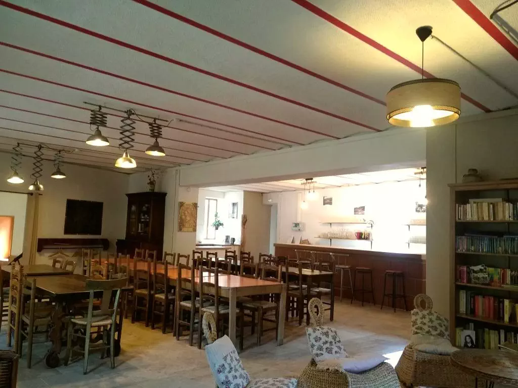 Salle à manger avec entre 40 et 60 places assises et un grand bar 