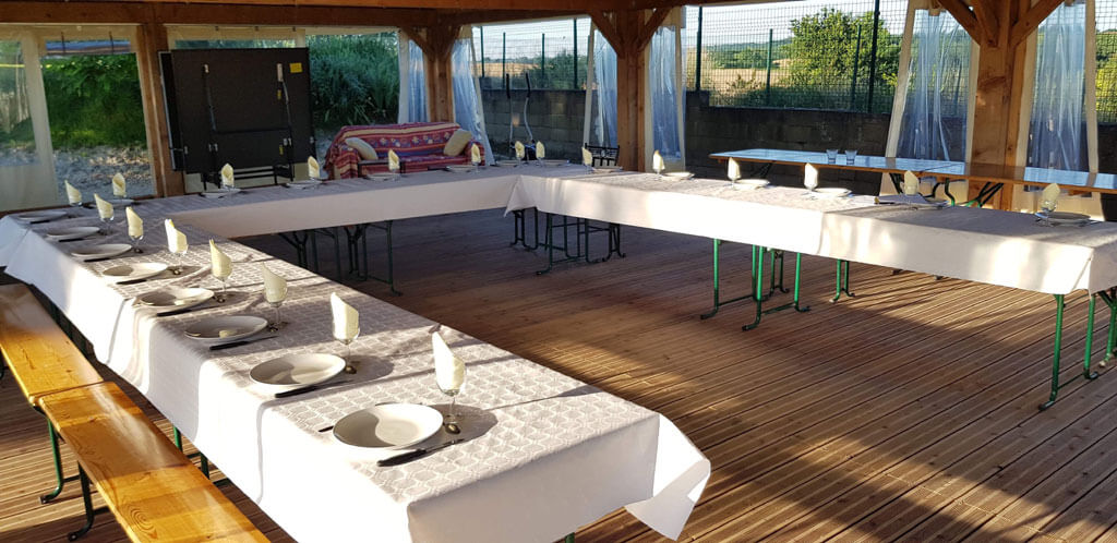 gite-cheval-blanc-salle-ete-reception.jpg