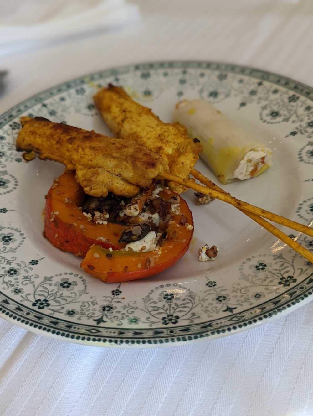 poulet mariné, potimarron et féta rotis, cannelloni de poireau