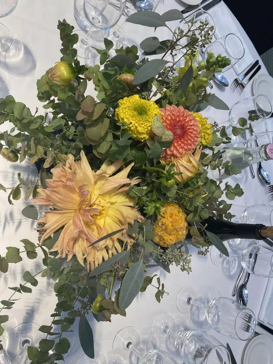 Centre de table écoresponsable dans les tons jaunes