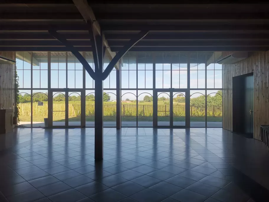 Les baies vitrées de la salle