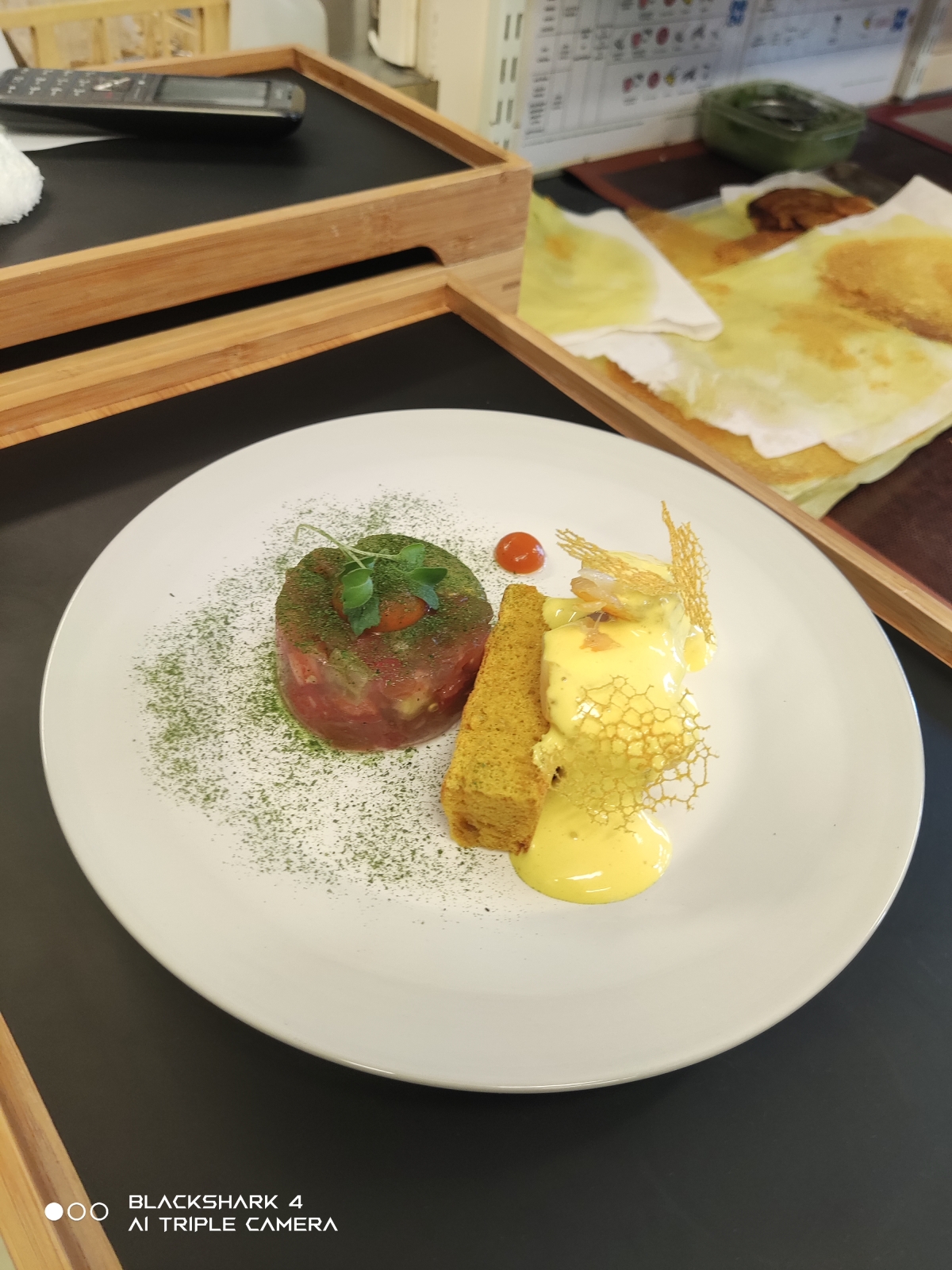 Gelée de tomate, focaccia et tuile au curcuma 