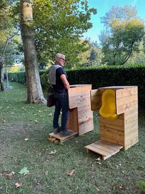 Nouveaux urinoirs hommes avec joues de courtoisie et porte gobelet !