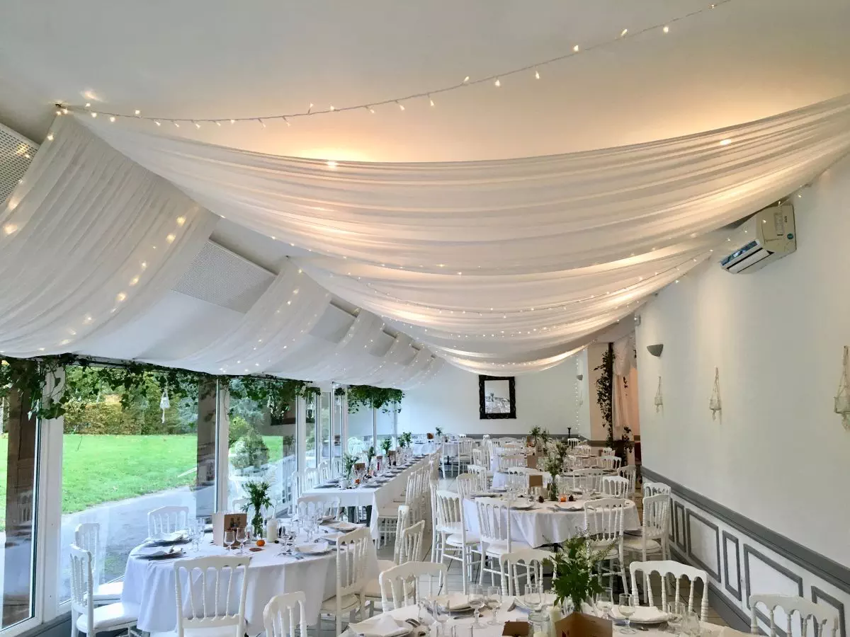 La salle dressée pour les invités de la noce