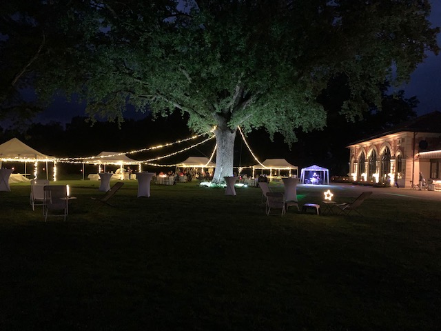 à la tombée de la nuit