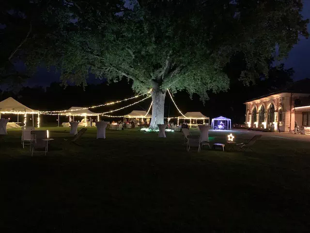 à la tombée de la nuit