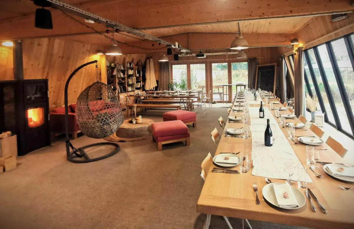 Une salle lumineuse et modulable