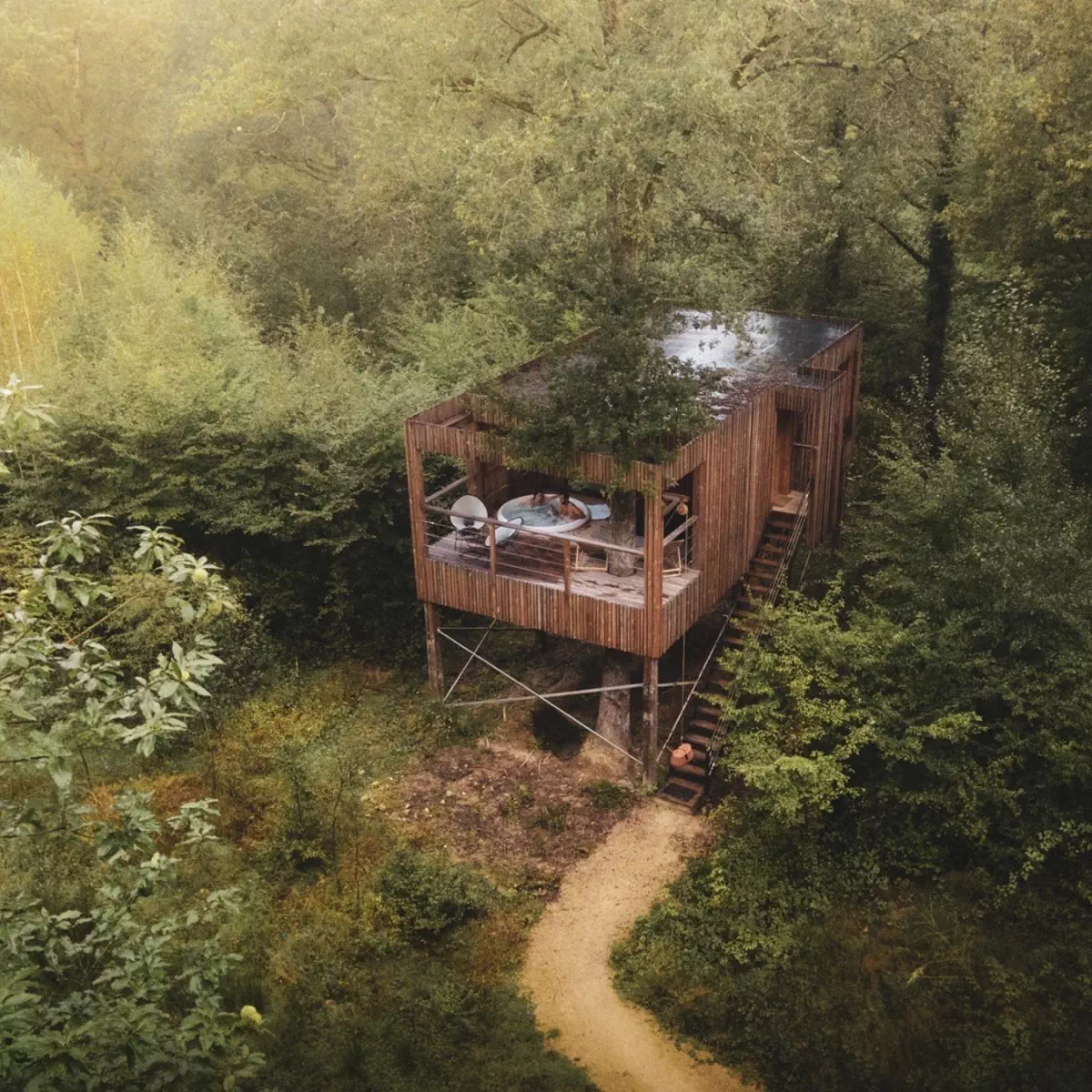 un lodge vue de haut crédit photo @juliendeprez