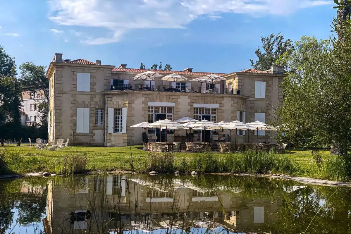 L'établissement, sa terrasse et son bassin
