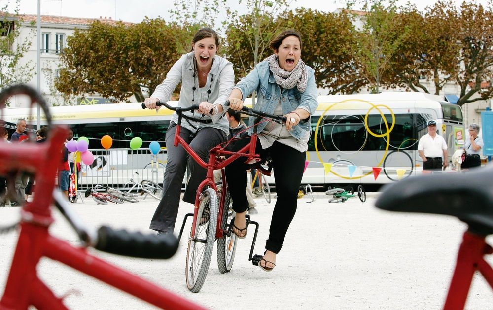 Tandem côte à côte (vélos rigolos)
