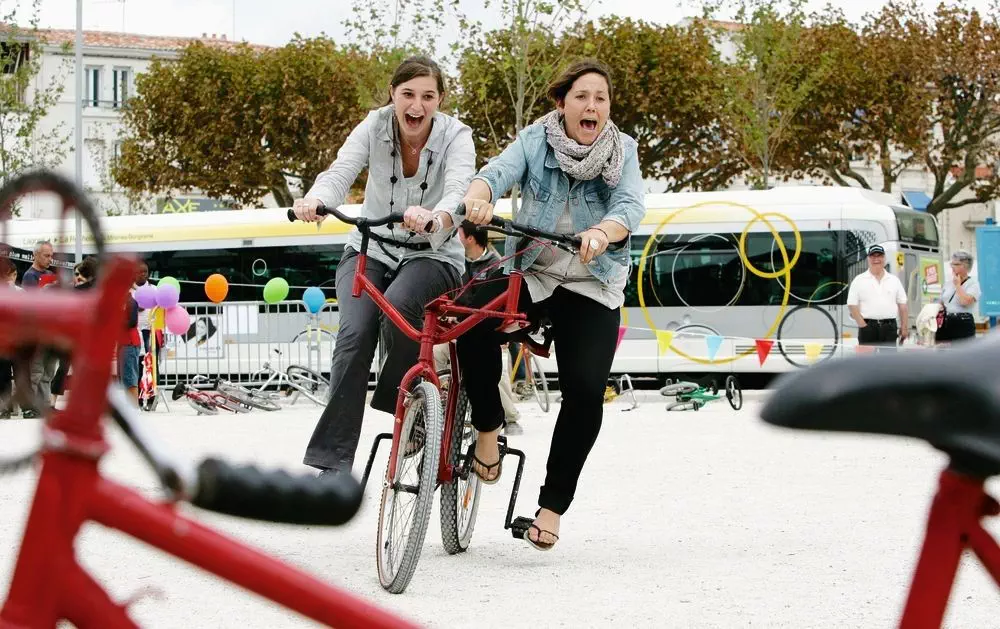 Tandem côte à côte (vélos rigolos)