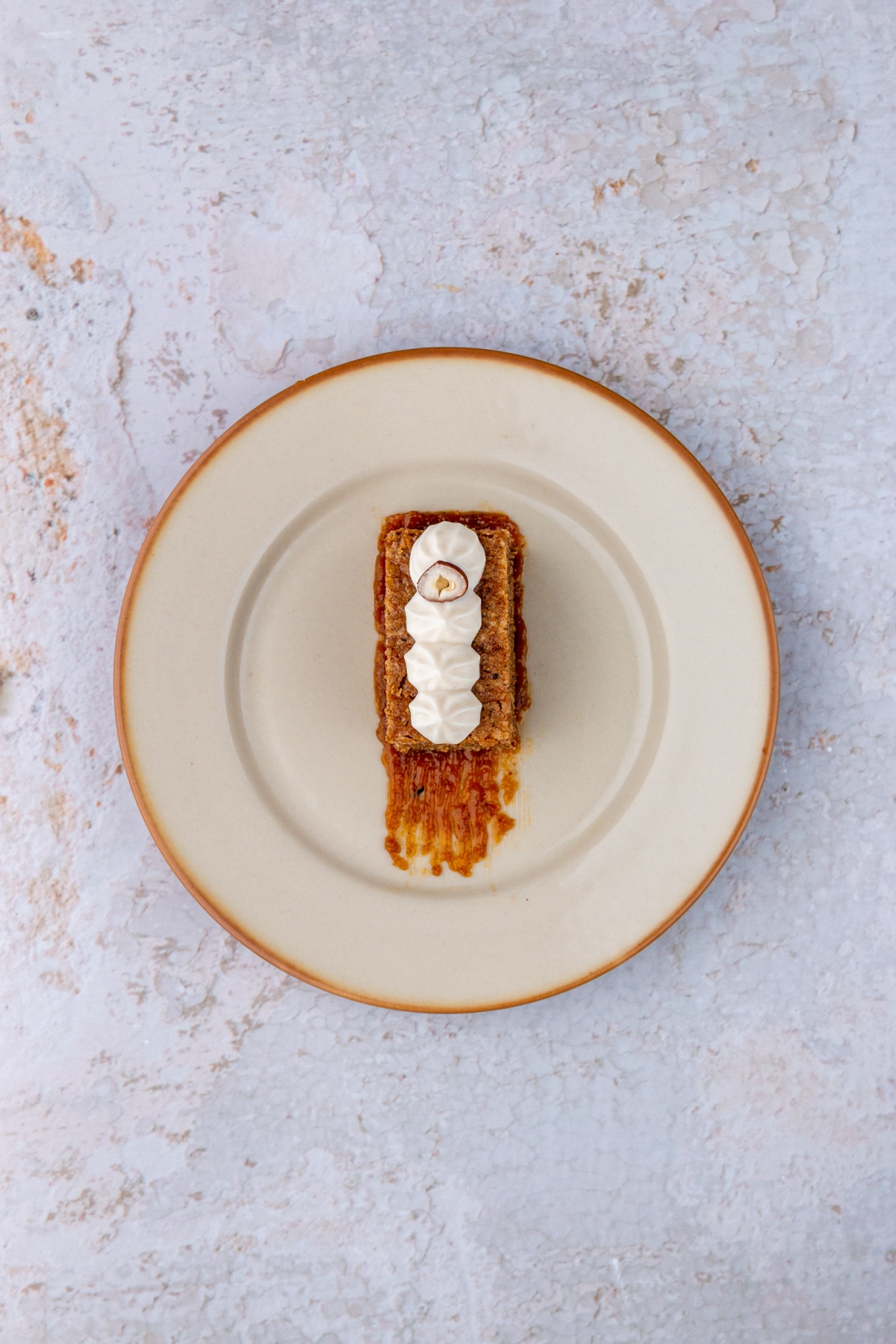 Entremets noisette, vanille et abricot