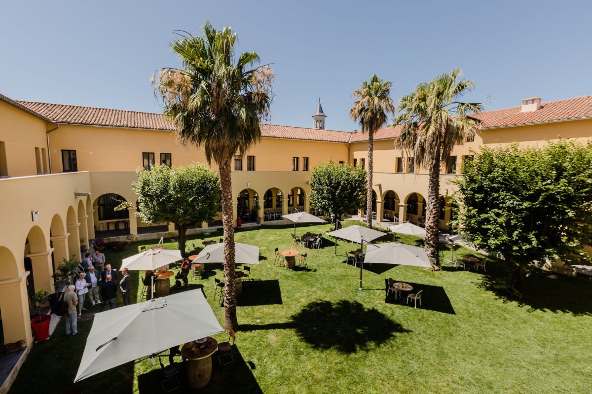 Lieu hybride de grande envergure en périphérie de Marseille