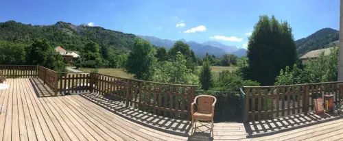 Éco-chalet et salle de séminaire dans les Alpes